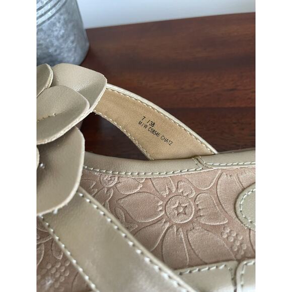 Born BOC Gold Flower Sandals Flip Flops Slip On Womens Size 7 M - Picture 5 of 6